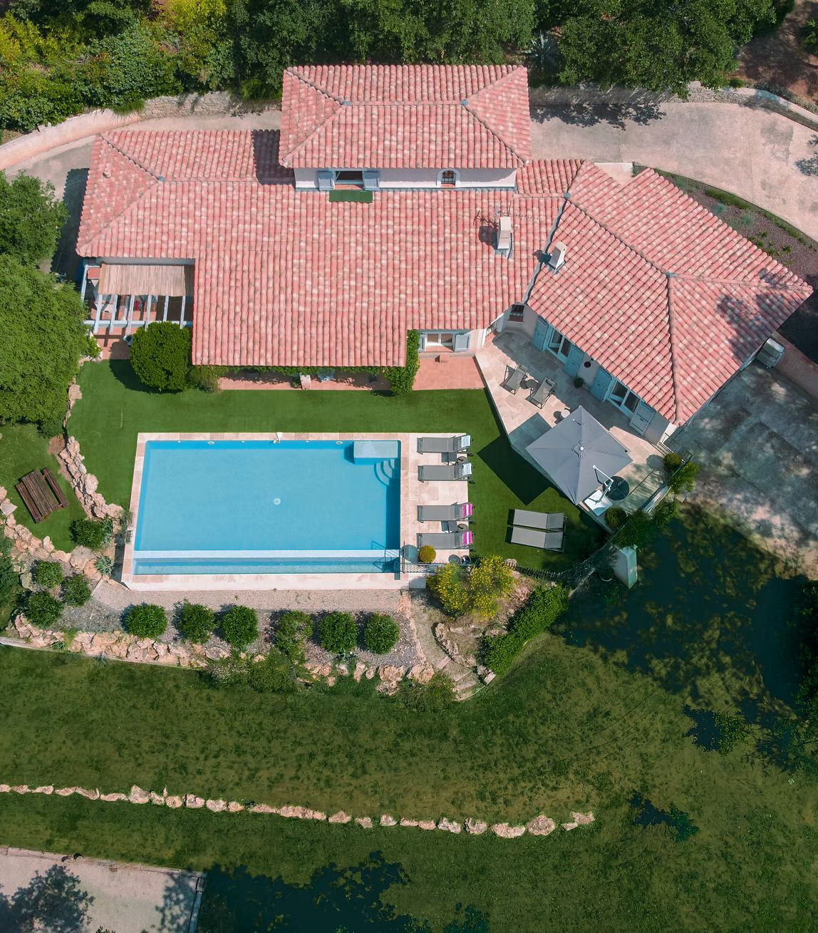 Vue extérieure de Mas Pignatelles avec piscine